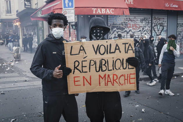 Paris Social Unrest Two protesters hold a placard during a demonstration in Paris, France on October 17, 2026. Protesters gathered in Paris as part of a nationwide mobilisation against the rising cost of living, bringing together students, climate activists, farmers and other demonstrators. The demonstrations drew more than 500,000 protesters across France, and more than 400 people were arrested. Paris Ile de France France Copyright: xNaelxChahinex