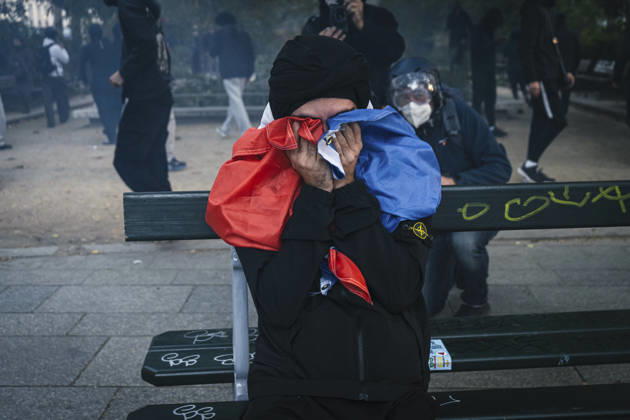 Paris Social Unrest A protester covers their face with a French flag during unrest in Paris, France on October 17, 2026. Protesters gathered in Paris as part of a nationwide mobilisation against the rising cost of living, bringing together students, climate activists, farmers and other demonstrators. The demonstrations drew more than 500,000 protesters across France, and more than 400 people were arrested. Paris Ile de France France Copyright: xNaelxChahinex