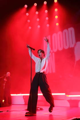 Frederik Fred Rabe von der Band Giant Rooks bei einem Konzert in der Max-Schmeling-Halle in Berlin, 17. Oktober 2026. Giant Rooks Konzert Berlin