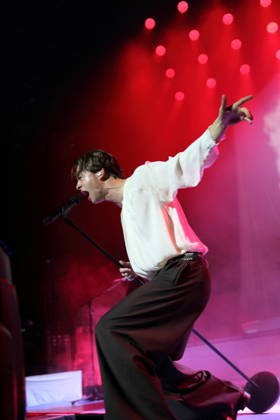 Frederik Fred Rabe von der Band Giant Rooks bei einem Konzert in der Max-Schmeling-Halle in Berlin, 17. Oktober 2026. Giant Rooks Konzert Berlin