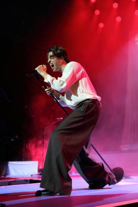 Frederik Fred Rabe von der Band Giant Rooks bei einem Konzert in der Max-Schmeling-Halle in Berlin, 17. Oktober 2026. Giant Rooks Konzert Berlin