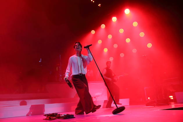 Frederik Fred Rabe von der Band Giant Rooks bei einem Konzert in der Max-Schmeling-Halle in Berlin, 17. Oktober 2026. Giant Rooks Konzert Berlin