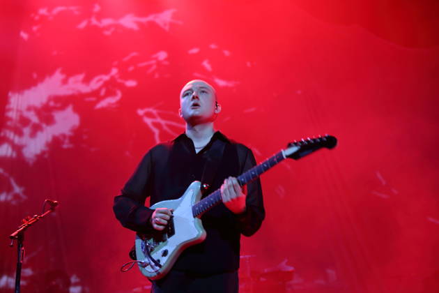 Finn Schwieters von der Band Giant Rooks bei einem Konzert in der Max-Schmeling-Halle in Berlin, 17. Oktober 2026. Giant Rooks Konzert Berlin