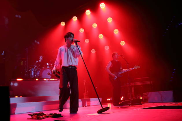 Finn Thomas, Frederik Fred Rabe und Luca Göttner, v.l., von der Band Giant Rooks bei einem Konzert in der Max-Schmeling-Halle in Berlin, 17. Oktober 2026. Giant Rooks Konzert Berlin