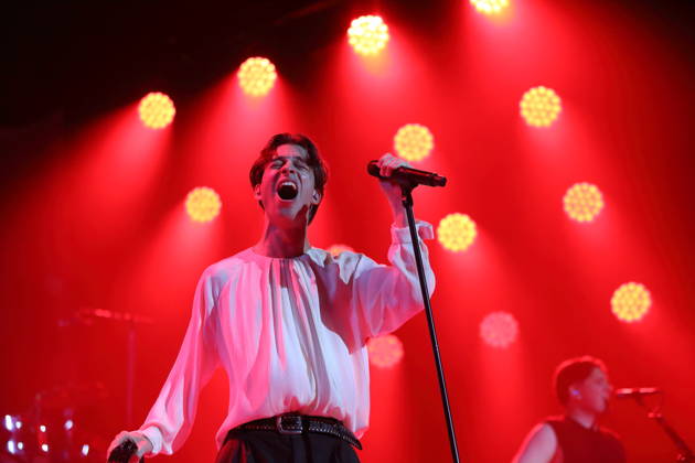Frederik Fred Rabe von der Band Giant Rooks bei einem Konzert in der Max-Schmeling-Halle in Berlin, 17. Oktober 2026. Giant Rooks Konzert Berlin
