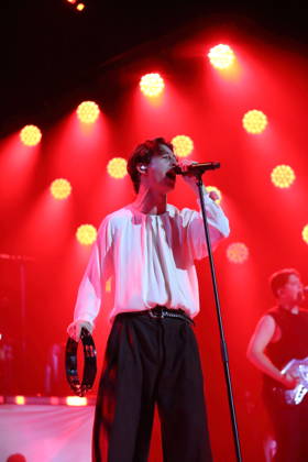 Frederik Fred Rabe von der Band Giant Rooks bei einem Konzert in der Max-Schmeling-Halle in Berlin, 17. Oktober 2026. Giant Rooks Konzert Berlin