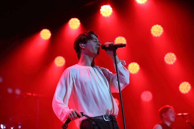 Frederik Fred Rabe von der Band Giant Rooks bei einem Konzert in der Max-Schmeling-Halle in Berlin, 17. Oktober 2026. Giant Rooks Konzert Berlin