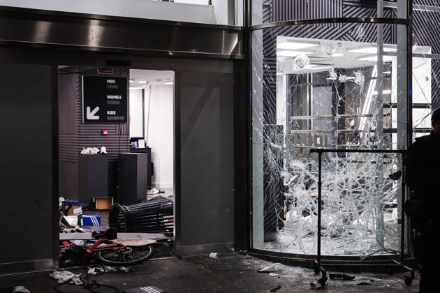IPA89830534 - Milan: Damage caused by clashes between protesters and police during the Italia in Piazza demonstration against the high cost of living in the city center. Pictured: Damage to the Foot Locker store on Corso Vittorio Emanuele II Copyright: xAlessandroxBremecx xx IPA89830534
