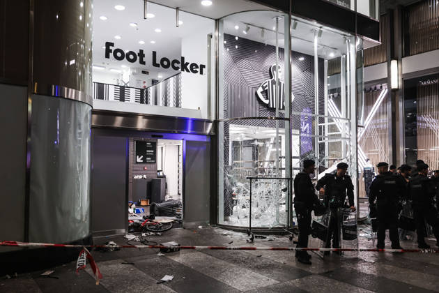 IPA89830536 - Milan: Damage caused by clashes between protesters and police during the Italia in Piazza demonstration against the high cost of living in the city center. Pictured: Damage to the Foot Locker store on Corso Vittorio Emanuele II Copyright: xAlessandroxBremecx xx IPA89830536