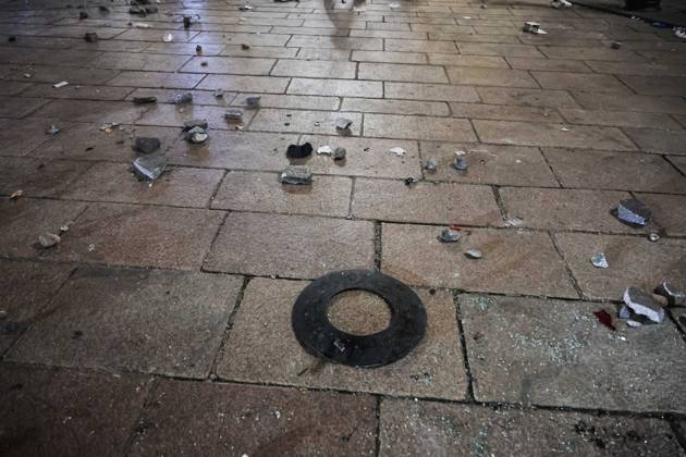 IPA89830548 - Milan: Damage caused by clashes between protesters and police during the Italia in Piazza demonstration against the high cost of living in the city center. Pictured: Damage in Piazza del Duomo Copyright: xAlessandroxBremecx xx IPA89830548