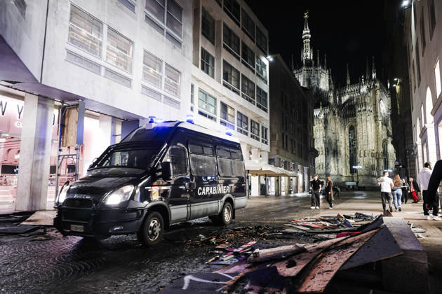 IPA89830419 - Milan: Damage caused by clashes between protesters and police during the Italia in Piazza demonstration against the high cost of living in the city center. Pictured: Police and Carabinieri on Corso Vittorio Emanuele II Copyright: xAlessandroxBremecx xx IPA89830419