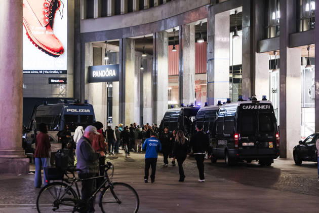 IPA89830533 - Milan: Damage caused by clashes between protesters and police during the Italia in Piazza demonstration against the high cost of living in the city center. Pictured: Police and Carabinieri on Corso Vittorio Emanuele II Copyright: xAlessandroxBremecx xx IPA89830533