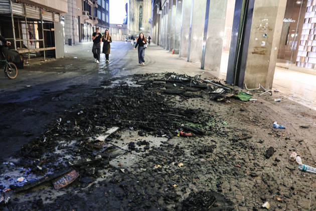 IPA89830541 - Milan: Damage caused by clashes between protesters and police during the Italia in Piazza demonstration against the high cost of living in the city center. Pictured: Damage on Corso Vittorio Emanuele II Copyright: xAlessandroxBremecx xx IPA89830541