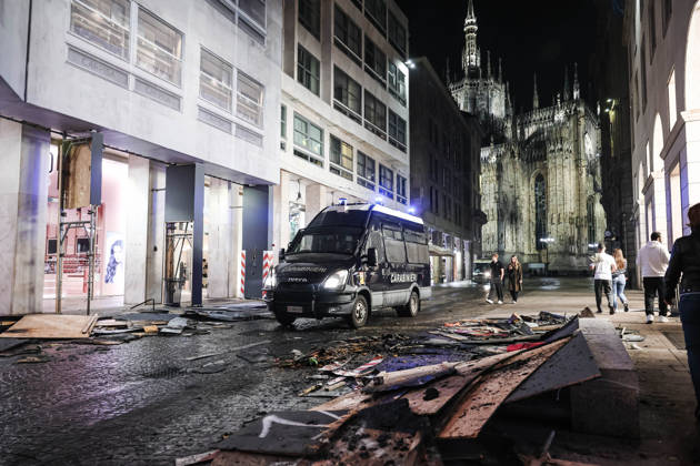 IPA89830543 - Milan: Damage caused by clashes between protesters and police during the Italia in Piazza demonstration against the high cost of living in the city center. Pictured: Police and Carabinieri on Corso Vittorio Emanuele II  Copyright: xAlessandroxBremecx xx IPA89830543
