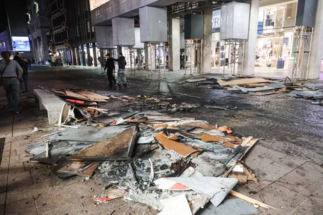 IPA89830545 - Milan: Damage caused by clashes between protesters and police during the Italia in Piazza demonstration against the high cost of living in the city center. Pictured: Damage on Corso Vittorio Emanuele II Copyright: xAlessandroxBremecx xx IPA89830545