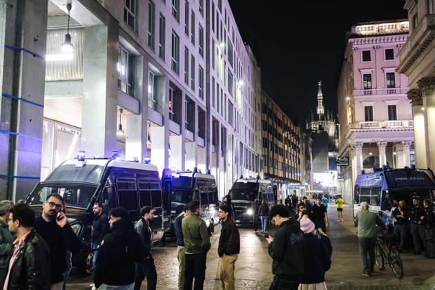 IPA89830539 - Milan: Damage caused by clashes between protesters and police during the Italia in Piazza demonstration against the high cost of living in the city center. Pictured: Police and Carabinieri on Corso Vittorio Emanuele II  Copyright: xAlessandroxBremecx xx IPA89830539