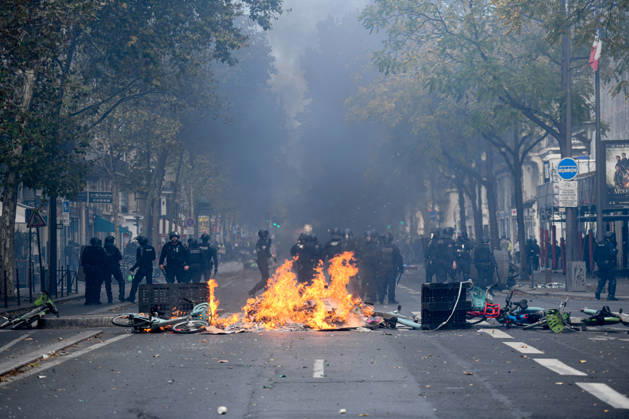 Clashes During The High Cost of Living Protest - Paris Violent clashes between protesters and the French Police during the demonstration protesting against the high cost of living in Paris, France, on October 17, 2026, as part of a nationwide call for mobilisation bringing together various groups expressing their anger: former Yellow Vests , secondary school and university students, climate activists and even farmers. After weeks of student protests, France faces broader, nationwide demonstrations on October 17, 2026 over the cost of living, setting up a potentially fraught six months heading into a presidential election. Photo by Raphael Lafargue ABACAPRESS.COM Paris France  Copyright: xPoitoutxFlorian ABACAx