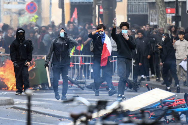 Clashes During The High Cost of Living Protest - Paris Violent clashes between protesters and the French Police during the demonstration protesting against the high cost of living in Paris, France, on October 17, 2026, as part of a nationwide call for mobilisation bringing together various groups expressing their anger: former Yellow Vests , secondary school and university students, climate activists and even farmers. After weeks of student protests, France faces broader, nationwide demonstrations on October 17, 2026 over the cost of living, setting up a potentially fraught six months heading into a presidential election. Photo by Raphael Lafargue ABACAPRESS.COM Paris France  Copyright: xPoitoutxFlorian ABACAx