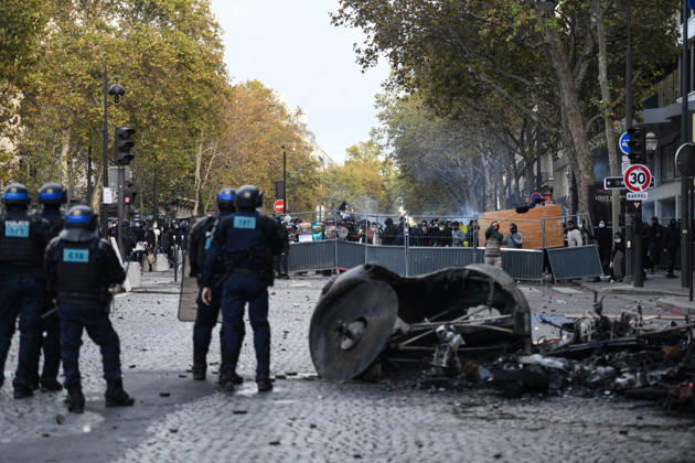 Clashes During The High Cost of Living Protest - Paris Violent clashes between protesters and the French Police during the demonstration protesting against the high cost of living in Paris, France, on October 17, 2026, as part of a nationwide call for mobilisation bringing together various groups expressing their anger: former Yellow Vests , secondary school and university students, climate activists and even farmers. After weeks of student protests, France faces broader, nationwide demonstrations on October 17, 2026 over the cost of living, setting up a potentially fraught six months heading into a presidential election. Photo by Raphael Lafargue ABACAPRESS.COM Paris France  Copyright: xPoitoutxFlorian ABACAx