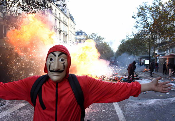 Clashes during the High Cost of Living protest - Paris Violent clashes between protesters and the French police during the demonstration protesting against the high cost of living in Paris, France on October 17, 2026. as part of a nationalwide call for mobilisation bringing together various groups expressing their anger former Yellow Vests, secondary school and university students, climate activists, even farmers. After weeks of student protests, France faces broader, nationwide demonstrations. Photo by Alain Apaydin ABACAPRESS.COM Paris France  Copyright: xApaydinxAlain ABACAx