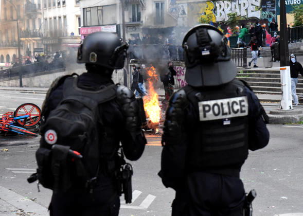 Clashes during the High Cost of Living protest - Paris Violent clashes between protesters and the French police during the demonstration protesting against the high cost of living in Paris, France on October 17, 2026. as part of a nationalwide call for mobilisation bringing together various groups expressing their anger former Yellow Vests, secondary school and university students, climate activists, even farmers. After weeks of student protests, France faces broader, nationwide demonstrations. Photo by Alain Apaydin ABACAPRESS.COM Paris France  Copyright: xApaydinxAlain ABACAx