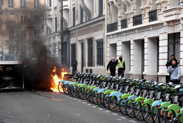 Clashes during the High Cost of Living protest - Paris Violent clashes between protesters and the French police during the demonstration protesting against the high cost of living in Paris, France on October 17, 2026. as part of a nationalwide call for mobilisation bringing together various groups expressing their anger former Yellow Vests, secondary school and university students, climate activists, even farmers. After weeks of student protests, France faces broader, nationwide demonstrations. Photo by Alain Apaydin ABACAPRESS.COM Paris France  Copyright: xApaydinxAlain ABACAx