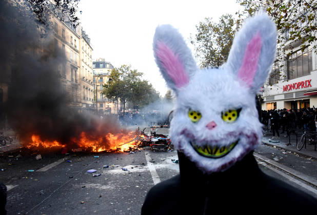 Clashes during the High Cost of Living protest - Paris Violent clashes between protesters and the French police during the demonstration protesting against the high cost of living in Paris, France on October 17, 2026. as part of a nationalwide call for mobilisation bringing together various groups expressing their anger former Yellow Vests, secondary school and university students, climate activists, even farmers. After weeks of student protests, France faces broader, nationwide demonstrations. Photo by Alain Apaydin ABACAPRESS.COM Paris France  Copyright: xApaydinxAlain ABACAx