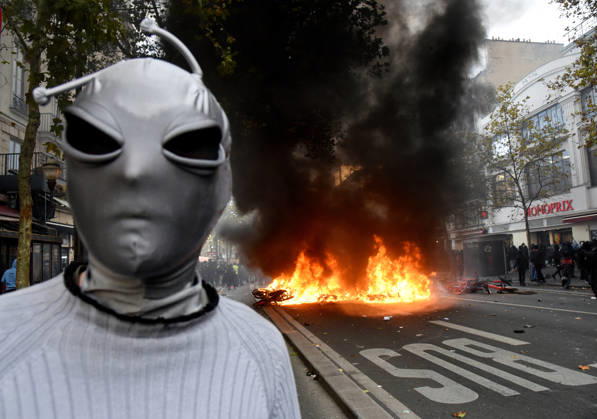 Clashes during the High Cost of Living protest - Paris Violent clashes between protesters and the French police during the demonstration protesting against the high cost of living in Paris, France on October 17, 2026. as part of a nationalwide call for mobilisation bringing together various groups expressing their anger former Yellow Vests, secondary school and university students, climate activists, even farmers. After weeks of student protests, France faces broader, nationwide demonstrations. Photo by Alain Apaydin ABACAPRESS.COM Paris France  Copyright: xApaydinxAlain ABACAx