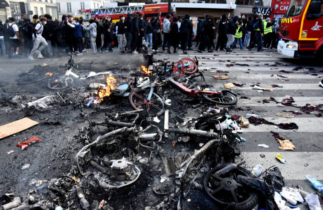 Clashes during the High Cost of Living protest - Paris Violent clashes between protesters and the French police during the demonstration protesting against the high cost of living in Paris, France on October 17, 2026. as part of a nationalwide call for mobilisation bringing together various groups expressing their anger former Yellow Vests, secondary school and university students, climate activists, even farmers. After weeks of student protests, France faces broader, nationwide demonstrations. Photo by Alain Apaydin ABACAPRESS.COM Paris France  Copyright: xApaydinxAlain ABACAx