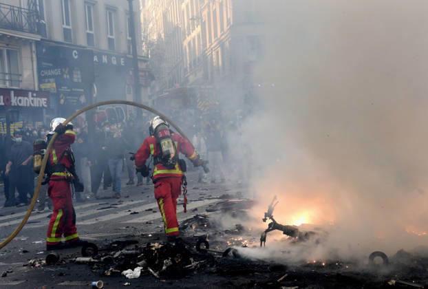 Clashes during the High Cost of Living protest - Paris Violent clashes between protesters and the French police during the demonstration protesting against the high cost of living in Paris, France on October 17, 2026. as part of a nationalwide call for mobilisation bringing together various groups expressing their anger former Yellow Vests, secondary school and university students, climate activists, even farmers. After weeks of student protests, France faces broader, nationwide demonstrations. Photo by Alain Apaydin ABACAPRESS.COM Paris France  Copyright: xApaydinxAlain ABACAx