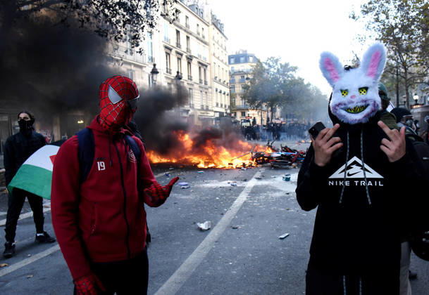 Clashes during the High Cost of Living protest - Paris Violent clashes between protesters and the French police during the demonstration protesting against the high cost of living in Paris, France on October 17, 2026. as part of a nationalwide call for mobilisation bringing together various groups expressing their anger former Yellow Vests, secondary school and university students, climate activists, even farmers. After weeks of student protests, France faces broader, nationwide demonstrations. Photo by Alain Apaydin ABACAPRESS.COM Paris France  Copyright: xApaydinxAlain ABACAx
