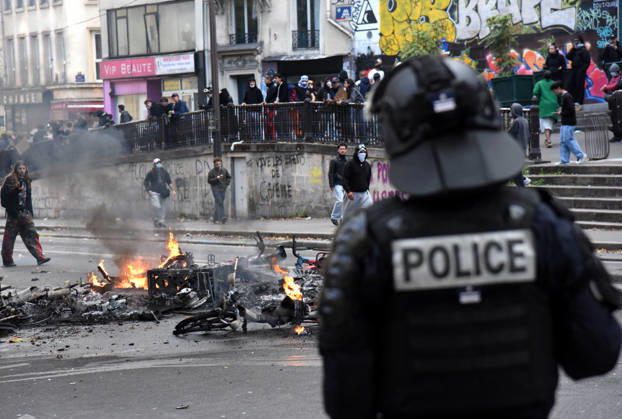 Clashes during the High Cost of Living protest - Paris Violent clashes between protesters and the French police during the demonstration protesting against the high cost of living in Paris, France on October 17, 2026. as part of a nationalwide call for mobilisation bringing together various groups expressing their anger former Yellow Vests, secondary school and university students, climate activists, even farmers. After weeks of student protests, France faces broader, nationwide demonstrations. Photo by Alain Apaydin ABACAPRESS.COM Paris France  Copyright: xApaydinxAlain ABACAx