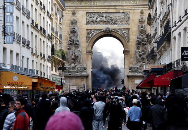 Clashes during the High Cost of Living protest - Paris Violent clashes between protesters and the French police during the demonstration protesting against the high cost of living in Paris, France on October 17, 2026. as part of a nationalwide call for mobilisation bringing together various groups expressing their anger former Yellow Vests, secondary school and university students, climate activists, even farmers. After weeks of student protests, France faces broader, nationwide demonstrations. Photo by Alain Apaydin ABACAPRESS.COM Paris France  Copyright: xApaydinxAlain ABACAx