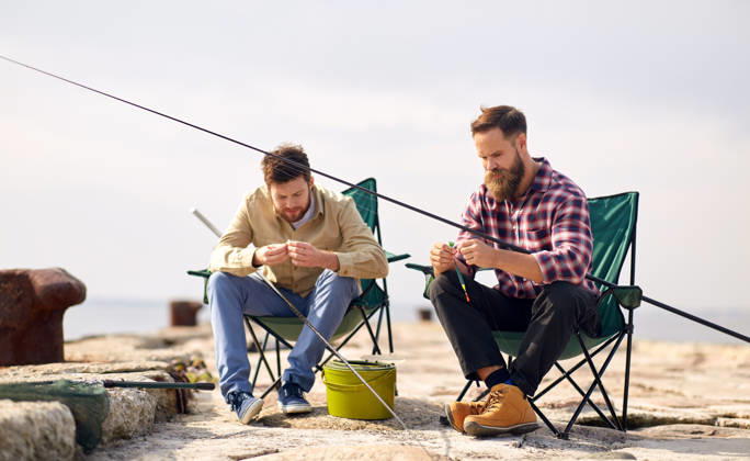 freunde anpassung angelruten mit köder auf pier freizeit und menschen konzept - freunde oder fischer anpassung angelruten mit köder auf pier (License=RF) ,model released, Symbolfoto Copyright: xZoonar.com levxdolgachovx 14076022 ,model released, Symbolfoto ,property released