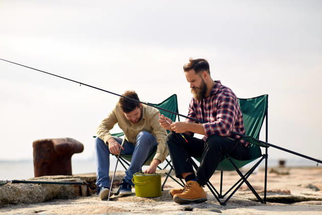 freunde anpassung angelruten mit köder auf pier freizeit und menschen konzept - freunde oder fischer anpassung angelruten mit köder auf pier (License=RF) ,model released, Symbolfoto Copyright: xZoonar.com levxdolgachovx 14076041 ,model released, Symbolfoto ,property released