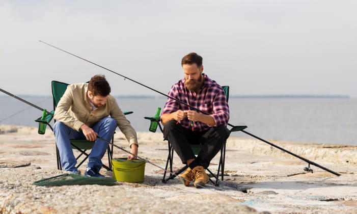 freunde anpassung angelruten mit köder auf pier freizeit und menschen konzept - freunde oder fischer anpassung angelruten mit köder auf pier (License=RF) ,model released, Symbolfoto Copyright: xZoonar.com levxdolgachovx 14076577 ,model released, Symbolfoto ,property released