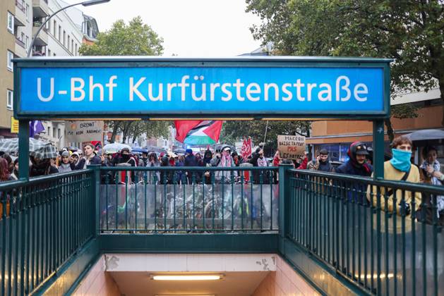 Berlin Rally Supports French Students BERLIN, GERMANY, OCTOBER 17, 2026: Demonstrators gather in solidarity with students protesting in France, calling for better education funding and improved school conditions. The rally forms part of solidarity actions supporting the French student movement. Berlin Berlin Germany Copyright: x xZairaxBiaginix xJNAxPressx