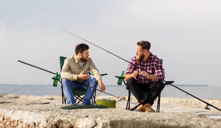freunde anpassung angelruten mit köder auf pier freizeit und menschen konzept - freunde oder fischer anpassung angelruten mit köder auf pier (License=RF) ,model released, Symbolfoto Copyright: xZoonar.com levxdolgachovx 14123548 ,model released, Symbolfoto ,property released