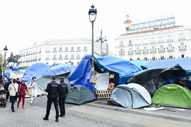 News Bilder des Tages Sol Station Reopens After Confirming That the Necessary Health and Safety Conditions Have Been Restored Housing Protest Camp at Puerta del Sol, October 18, 2026, in Madrid, Spain. Metro de Madrid reopened Sol Station at 10:00 p.m. yesterday, Saturday, October 17. The station had been closed since 12:15 p.m. on Friday, October 16, due to high levels of ammonia detected as a result of the accumulation of urine, feces, and other organic waste in the ventilation shafts as a result of the housing protest camp at Puerta del Sol, October 18, 2026, Madrid, Spain Copyright: xGustavoxValientex 7853007