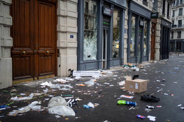Damage following the protest against the high cost of living in Lyon on October 18, 2026 Nicolas Liponne MAXPPP Lyon 10 18 2026 Damage to the Snowleader store, which was looted and vandalized, in the aftermath of the riots that occurred during the October 17 protest against the high cost of living in Lyon, October 18, 2026 Damage to the Snowleader store, which was looted and vandalized, in the aftermath of the riots that broke out during the October 17 protest against the high cost of living in Lyon, on October 18, 2026 Lyon Auvergne-Rhône-Alpes France  Copyright: xMAXPPPxNicolasxLiponnex NLP202610180871 NLP202610180871