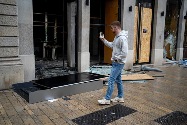 Vandalism following the protest against the high cost of living in Lyon on October 18, 2026 Nicolas Liponne MAXPPP Lyon 10 18 2026 A person takes a photo of the damage to the Hugo Boss store, which was looted, vandalized, and set on fire, the day after the riots that broke out during the protest against the high cost of living on October 17 in Lyon, October 18, 2026 A person takes a photo of the damage to the Hugo Boss store—which was looted, vandalized, and set on fire—the day after the riots that broke out during the October 17 protest against the high cost of living in Lyon, on October 18, 2026 Lyon Auvergne-Rhône-Alpes France Copyright: xMAXPPPxNicolasxLiponnex NLP202610180883 NLP202610180883