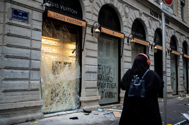 Vandalism following the protest against the high cost of living in Lyon on October 18, 2026 Nicolas Liponne MAXPPP Lyon 10 18 2026 A person takes a photo of the damage to the Louis Vuitton store, which was vandalized the day after the riots that broke out during the October 17 protest against the high cost of living in Lyon, October 18, 2026 A person takes a photo of the damage to the vandalized Louis Vuitton store the day after the riots that broke out during the October 17 protest against the high cost of living in Lyon, on October 18, 2026 Lyon Auvergne-Rhône-Alpes France  Copyright: xMAXPPPxNicolasxLiponnex NLP202610180891 NLP202610180891