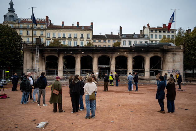 Vandalism following the protest against the high cost of living in Lyon on October 18, 2026 Nicolas Liponne MAXPPP Lyon 10 18 2026 The tourist office set on fire, the day after the riots that broke out during the October 17 protest against the high cost of living, in Lyon on October 18, 2026 The tourist office was set on fire on October 18, 2026, the day after the riots that broke out during the October 17 protest against the high cost of living in Lyon Lyon Auvergne-Rhône-Alpes France  Copyright: xMAXPPPxNicolasxLiponnex NLP202610180892 NLP202610180892