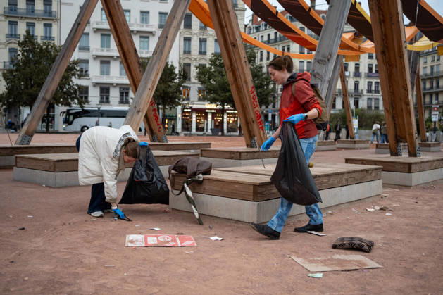 Vandalism following the protest against the high cost of living in Lyon on October 18, 2026 Nicolas Liponne MAXPPP Lyon 10 18 2026 People are cleaning up Place Bellecour, the day after the riots that broke out during the October 17 protest against the high cost of living in Lyon, on October 18, 2026 People are cleaning up Place Bellecour the day after the riots that broke out during the October 17 protest against the high cost of living in Lyon, on October 18, 2026 Lyon Auvergne-Rhône-Alpes France  Copyright: xMAXPPPxNicolasxLiponnex NLP202610180895 NLP202610180895