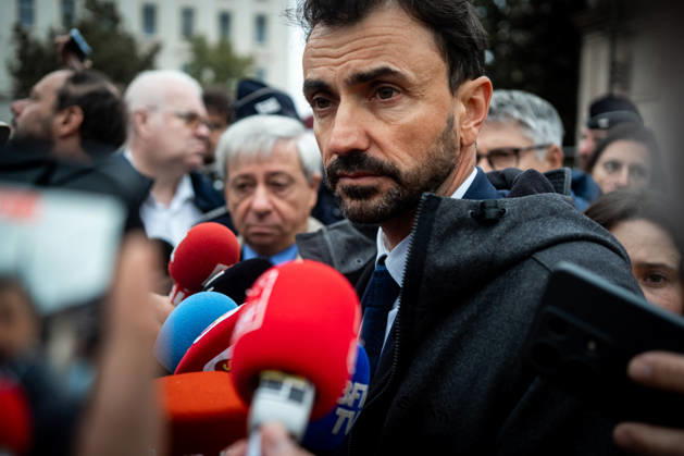 Vandalism following the protest against the high cost of living in Lyon on October 18, 2026 Nicolas Liponne MAXPPP Lyon 10 18 2026 Grégory Doucet, mayor of Lyon, during a press briefing in front of the burned-out tourist office, the day after the riots that broke out during the October 17 protest against the high cost of living in Lyon, on October 18, 2026. Grégory Doucet, mayor of Lyon, during a press briefing in front of the burned-down tourist office, the day after the riots that broke out during the October 17 protest against the high cost of living in Lyon, on October 18, 2026 Lyon Auvergne-Rhône-Alpes France Copyright: xMAXPPPxNicolasxLiponnex NLP202610180901 NLP202610180901