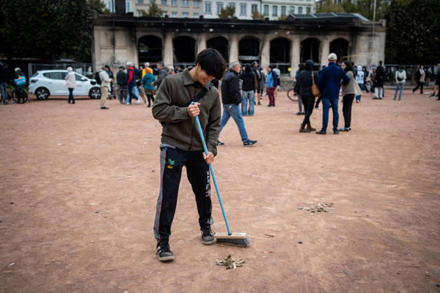 Vandalism following the protest against the high cost of living in Lyon on October 18, 2026 Nicolas Liponne MAXPPP Lyon 10 18 2026 A person cleans up Place Bellecour, the day after the riots that broke out during the October 17 protest against the high cost of living in Lyon, on October 18, 2026 A person cleans up Place Bellecour the day after the riots that broke out during the October 17 protest against the high cost of living in Lyon, on October 18, 2026 Lyon Auvergne-Rhône-Alpes France  Copyright: xMAXPPPxNicolasxLiponnex NLP202610180904 NLP202610180904