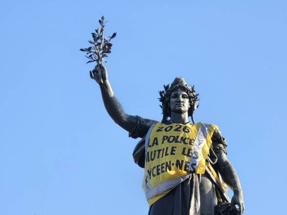 News Bilder des Tages Aftermath of clashes during nationwide protests in Paris PARIS, FRANCE - OCTOBER 18: A yellow vest is seen draped over the statue of Marianne (Monument a la Republique) on the Place de la Republique following clashes during nationwide protests against the high cost of living and rising fuel price on October 18, 2026 in Paris, France. Mustafa Yalcin Anadolu Paris France. Editorial use only. Please get in touch for any other usage.  Copyright: x2026xAnadoluxMustafaxYalcinx