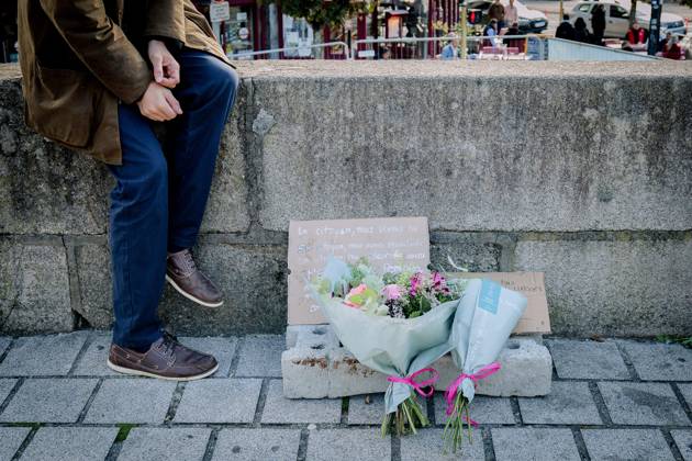 THE DAY AFTER THE OCTOBER 17 PROTESTS PHOTOPQR POPULAIRE DU CENTRE Elise CABANE October 18, 2026 An impromptu floral memorial the day after the fire at Limoges City Hall during the demonstration held on October 17, 2026 in Limoges, Haute-Vienne, Nouvelle-Aquitaine, France, on October 18, 2026. The image shows an improvised floral memorial the day after the fire at Limoges City Hall, which occurred during the October 17 demonstration in Limoges, Haute-Vienne, in the Nouvelle-Aquitaine region of France, on October 18, 2026. The day of mobilization on October 17 against the high cost of living was marked by scenes of urban guerrilla warfare and looting in many cities across France  Copyright: xPHOTOPQR POPULAIRExDUxCENTRE MAXxElisexCABANEx 20261018POP1406 20261018POP1406