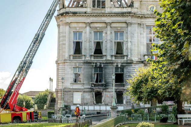 THE DAY AFTER THE OCTOBER 17 PROTESTS PHOTOPQR POPULAIRE DU CENTRE Elise CABANE October 18, 2026 Medium-range view of the left facade of Limoges City Hall, damaged by the fire that broke out during the October 17 October 2026 in Limoges. The day of mobilization on October 17 against the high cost of living was marked by scenes of urban guerrilla warfare and looting in many cities across France  Copyright: xPHOTOPQR POPULAIRExDUxCENTRE MAXxElisexCABANEx 20261018POP1422 20261018POP1422