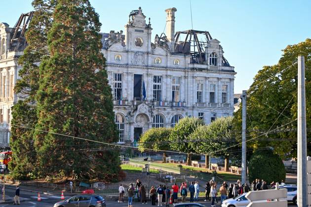 THE DAY AFTER THE OCTOBER 17 PROTESTS PHOTOPQR POPULAIRE DU CENTRE Stéphane Lefèvre October 18, 2026 FIRE AT LIMOGES CITY HALL RIOT PROTEST IN LIMOGES ON OCTOBER 18, 2026 PHOTO BY STEPHANE LEFEVRE The day of mobilization on October 17 against the high cost of living was marked by scenes of urban guerrilla warfare and looting in many cities across France  Copyright: xPHOTOPQR POPULAIRExDUxCENTRE MAXxstephanexLefèvrex 20261018POP1430 20261018POP1430